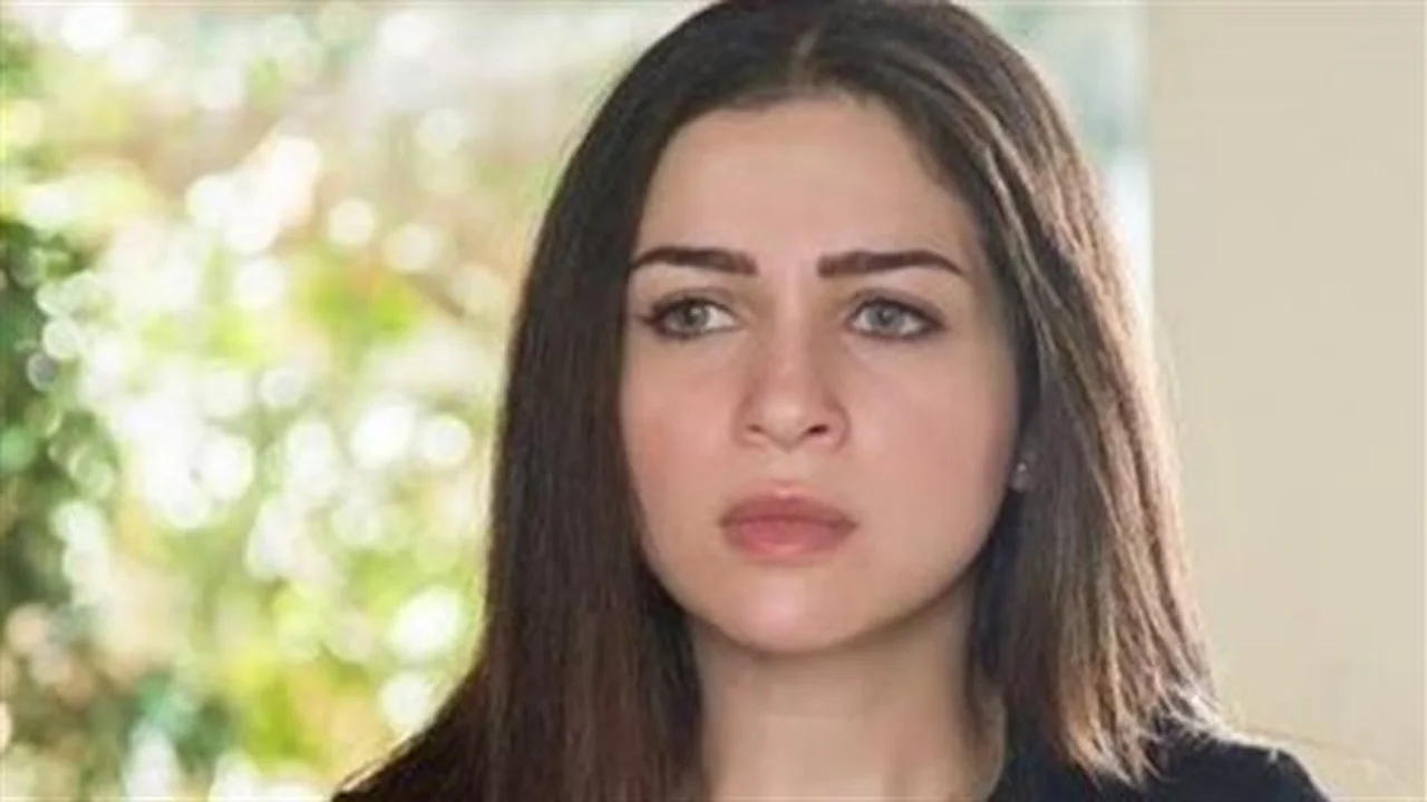 ظهور مفاجئ.. مي عز الدين تتحدى زوجها في مباراة بلياردو مثيرة